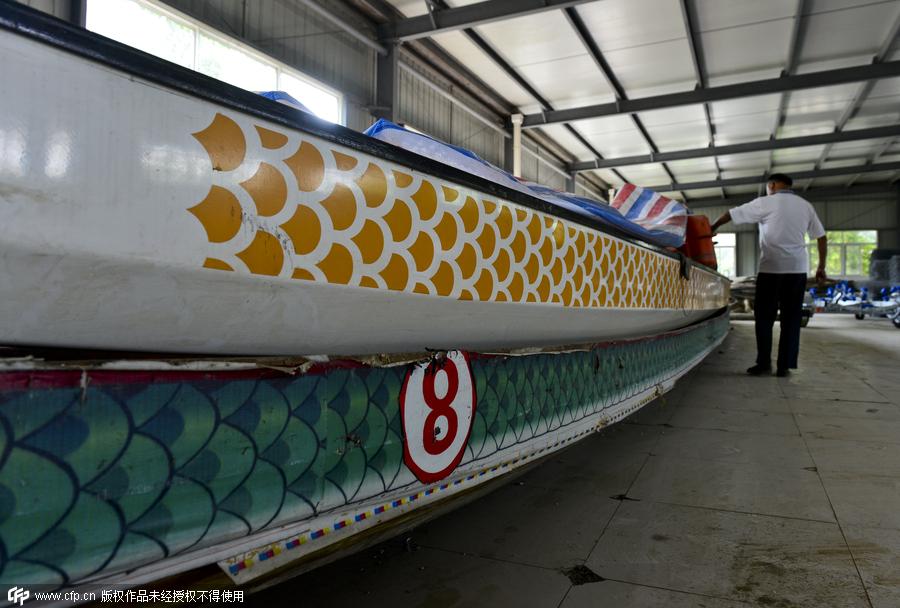 Last traditional dragon boat maker in Chengdu