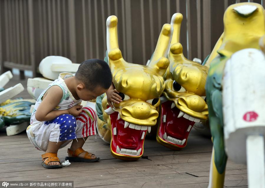 Last traditional dragon boat maker in Chengdu