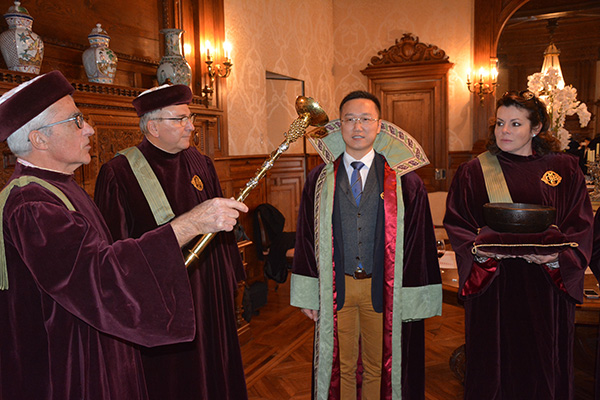 Ancient French wine brotherhood honors Chinese museum founder