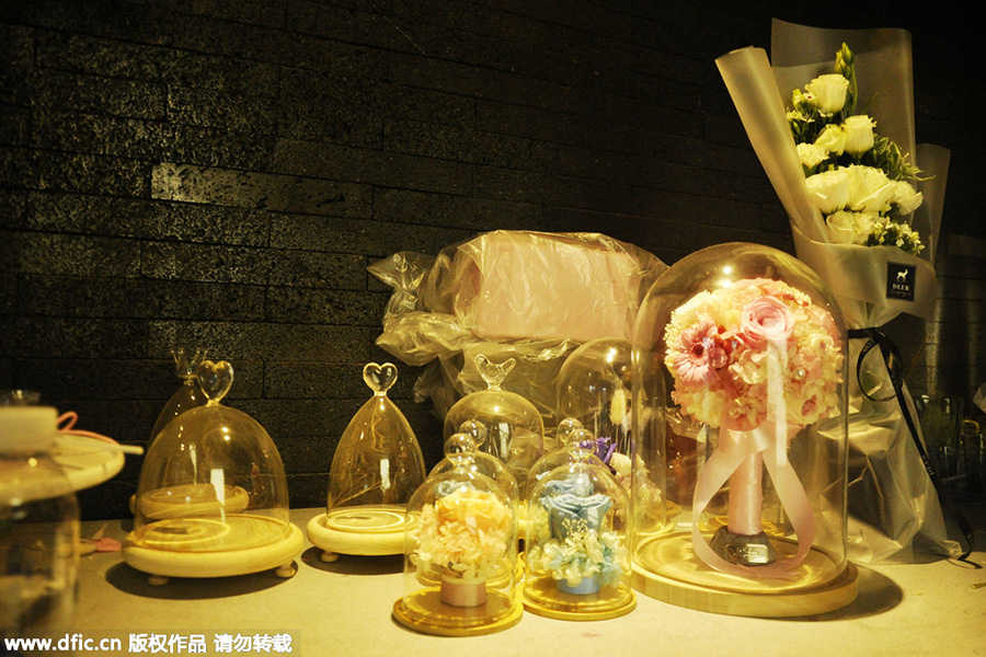 Girl opens special flower shop in Chengdu