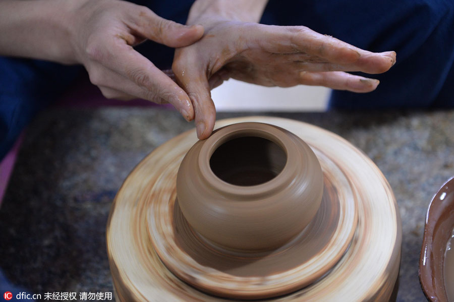 Teapot craftsman makes innovation, passes down techniques