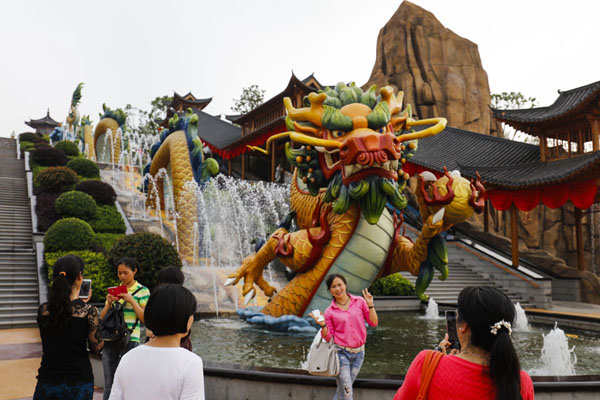Foreign media note Chinese tycoon's challenge to Disney