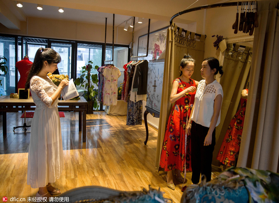 Young designer shares beauty in Qipao