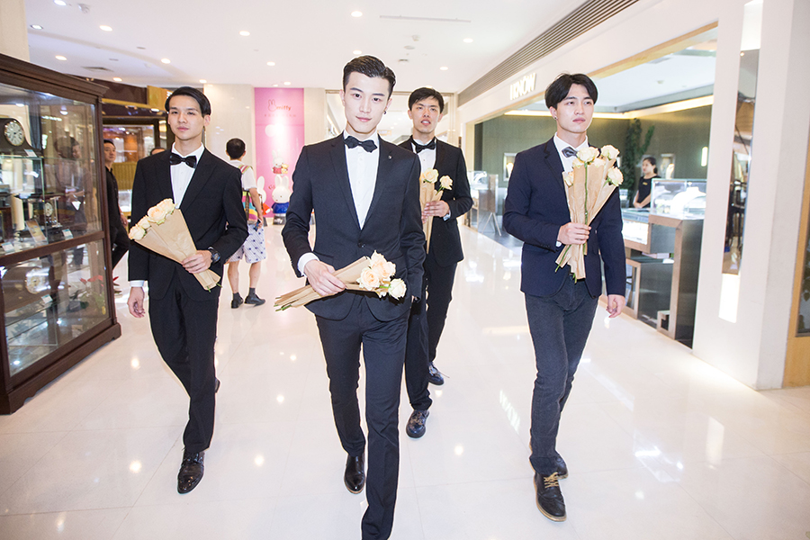 Handsome men send roses to celebrate Chinese Valentine's Day