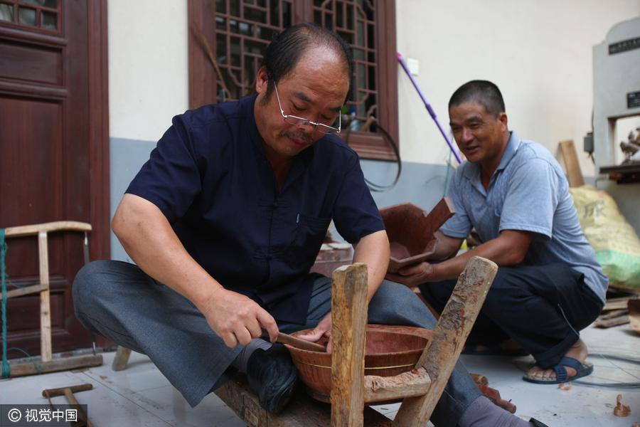 Hand-carved buckets face possible extinction in Zhejiang