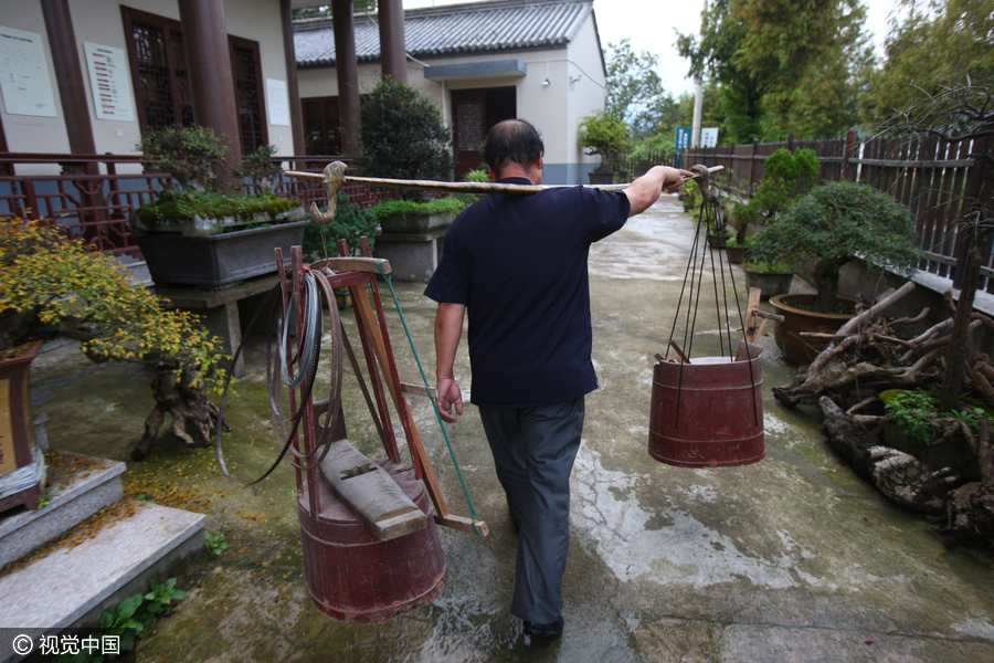 Hand-carved buckets face possible extinction in Zhejiang