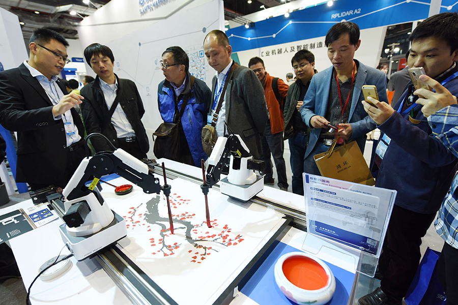 Robots draw people to China International Industry Fair in Shanghai