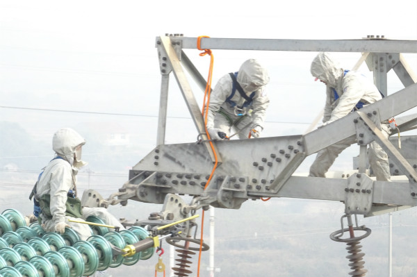 A 'commando' working on extra-high voltage cables