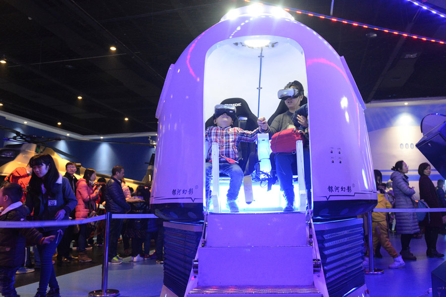 Young visitors astonished by space experience in Zhengzhou