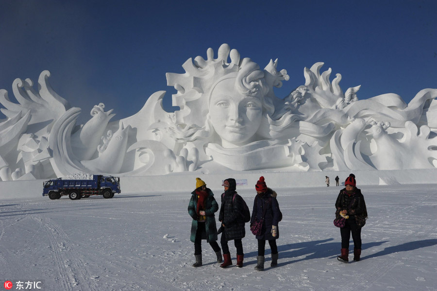 Snow sculptures and ice lanterns heat up Harbin