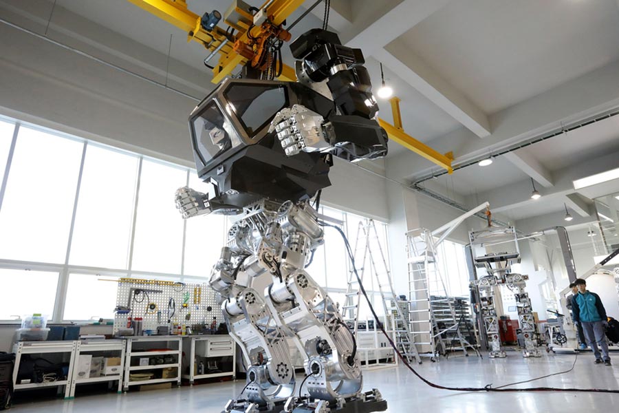 Futuristic manned robot takes first steps in South Korea