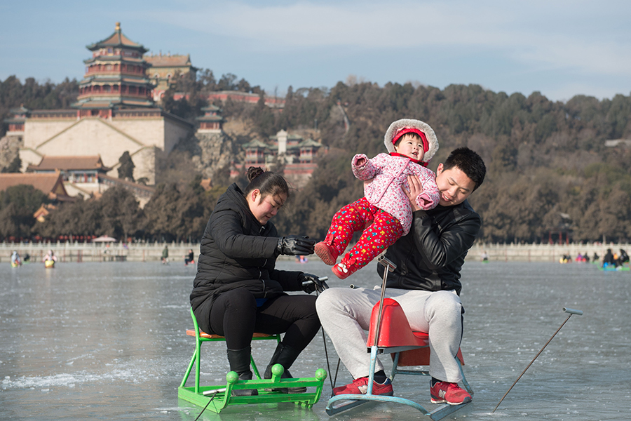 Family visit lifts spirits of Spring Festival worker