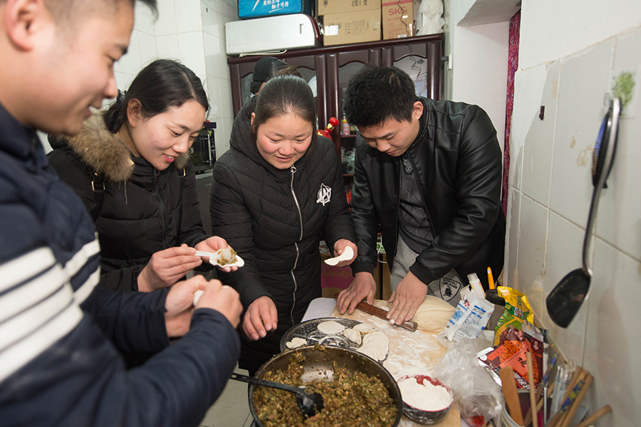 Family visit lifts spirits of Spring Festival worker