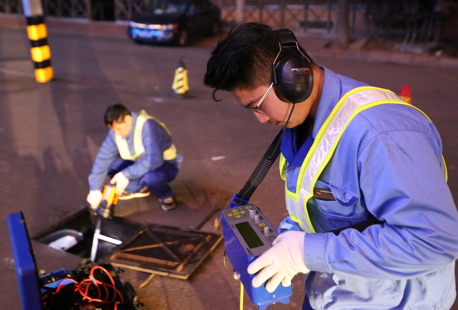 Water pipe 'doctors' do their best work in the night