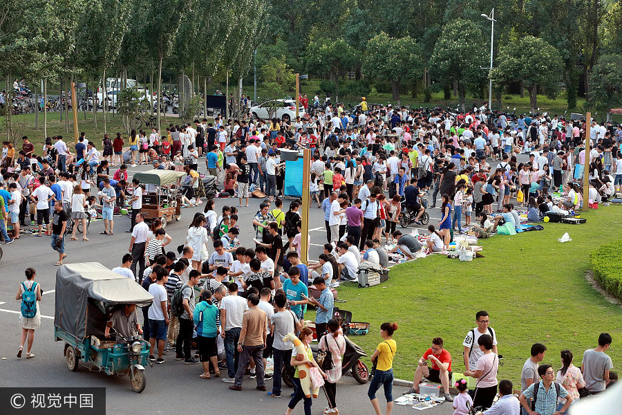 University flea markets popular during graduation season