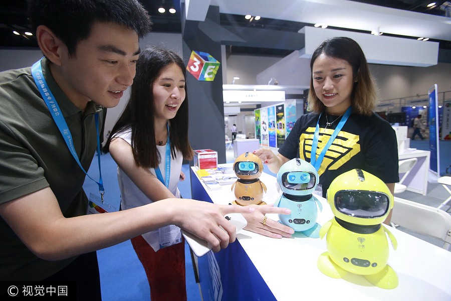 Robots, VR take spotlight at electronics expo in Beijing
