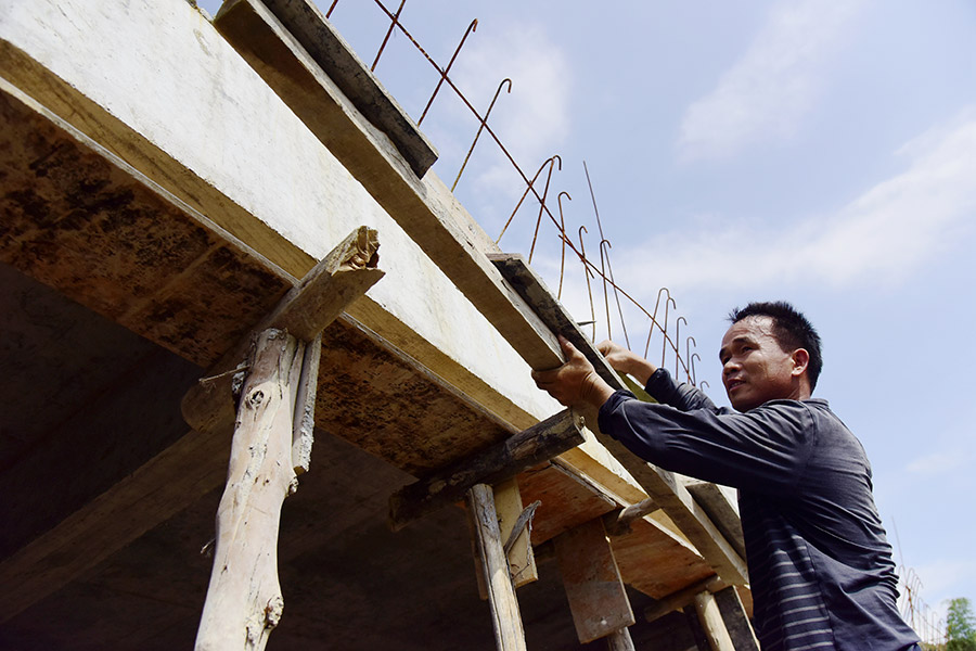 Working up a sweat: Outdoor workers endure heat wave