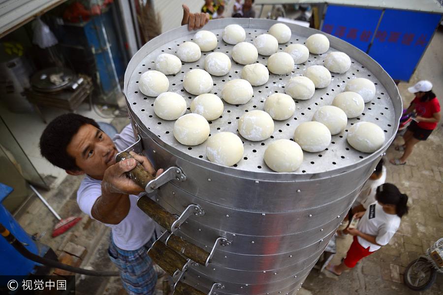 Young entrepreneurs sell steamed bread like hotcakes