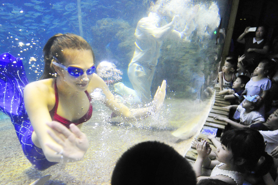 Russian underwater performers' Chinese dream