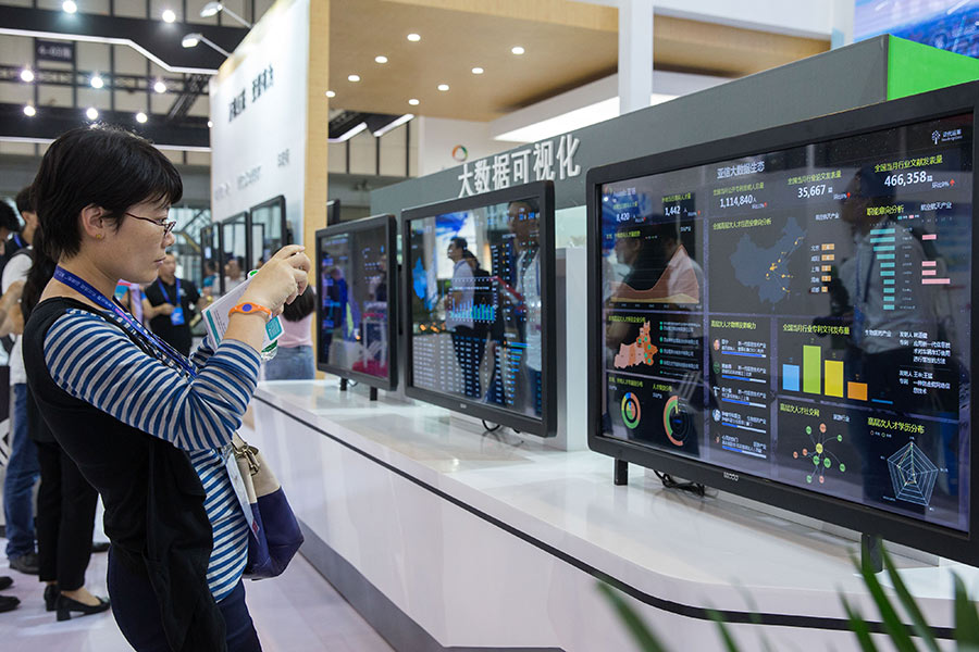 Nanjing expo showcases VR, robot, cloud technology