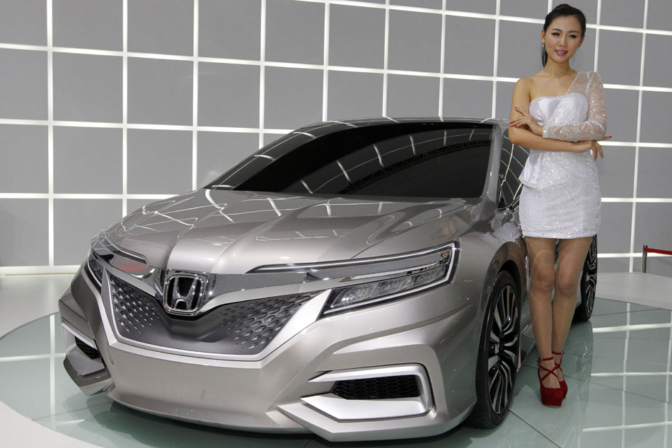 Lights on cars and models in Guangzhou