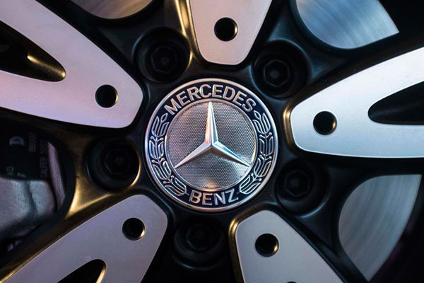 Benz recalls vehicles over power supply flaws