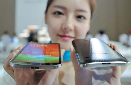 World's 1st curved smartphone hits S. Korean stores