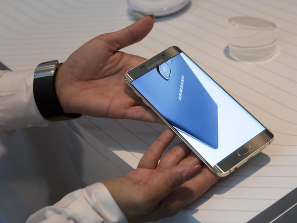 Samsung posted first profit slump on soft smartphone demand