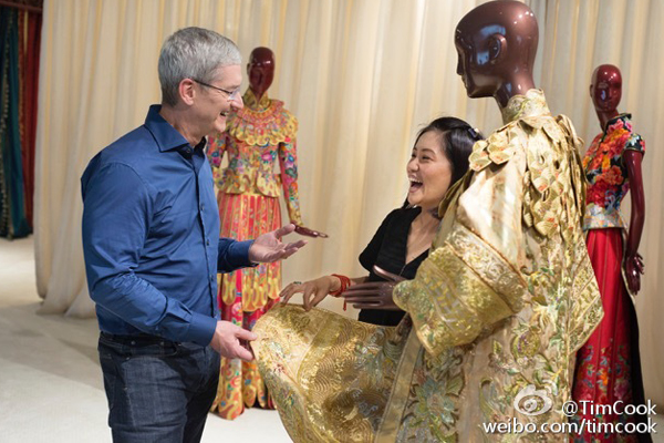 Tim Cook comes to China again, visiting Chinese fashion designer Guo Pei