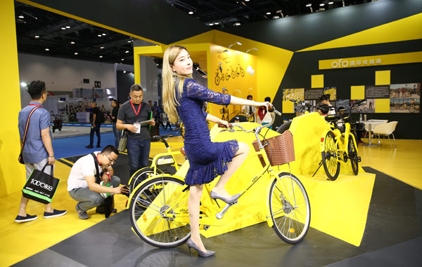  A woman tries out an Ofo bike at an industry expo in Beijing. Image: Zou Hong/China Daily