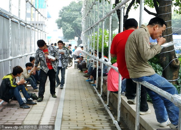 Chinese migrant workers' wages up 13.9%