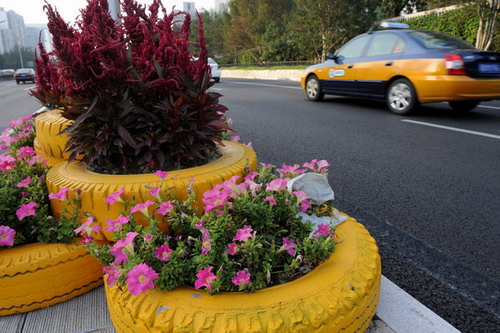 Crafty recycling beautifies Beijing road