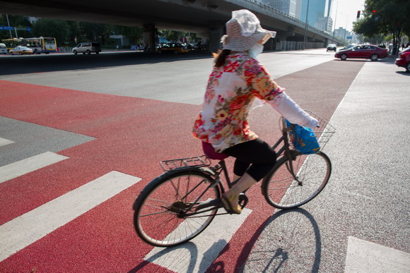 Beijing spends big on sidewalk, bicycle-lane work
