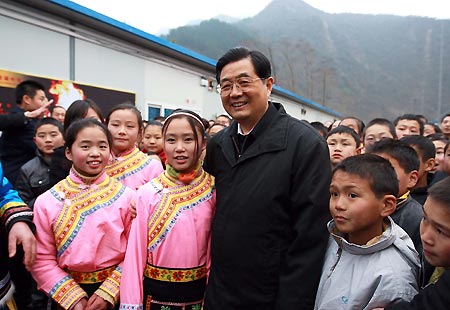 Hu pledges warmth in quake zone