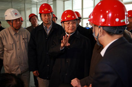Wen urges innovation amid economic woes