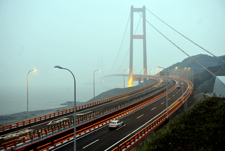 Sea-crossing bridge links China's island city with mainland