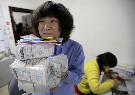 Beijing residents celebrate New Year with shopping frenzy