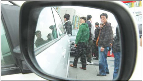 World auto crown lacks full luster