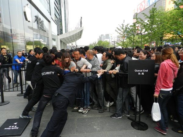 White iPhone 4 flies off shelves in China