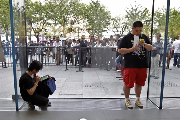 White iPhone 4 flies off shelves in China