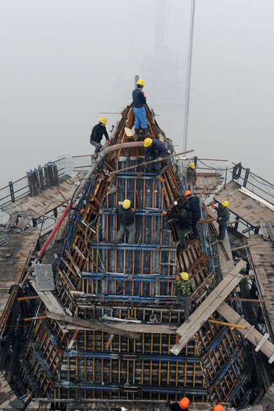 Main tower of Jiaxing - Shaoxing River-Crossing Bridge completed