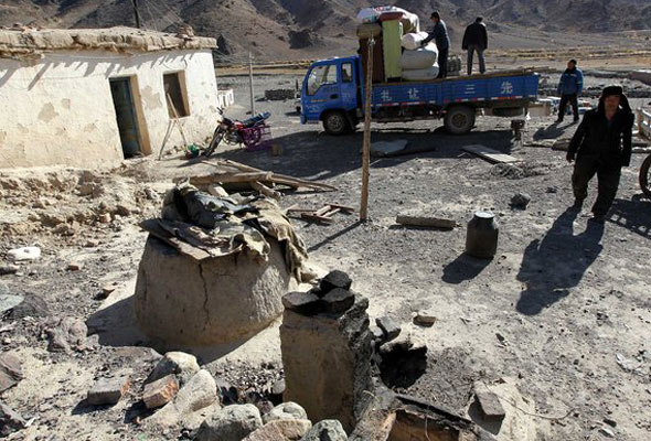 Xinjiang herdsmen move house