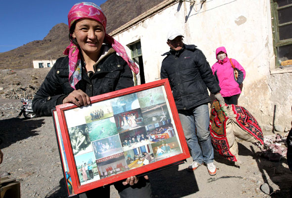 Xinjiang herdsmen move house