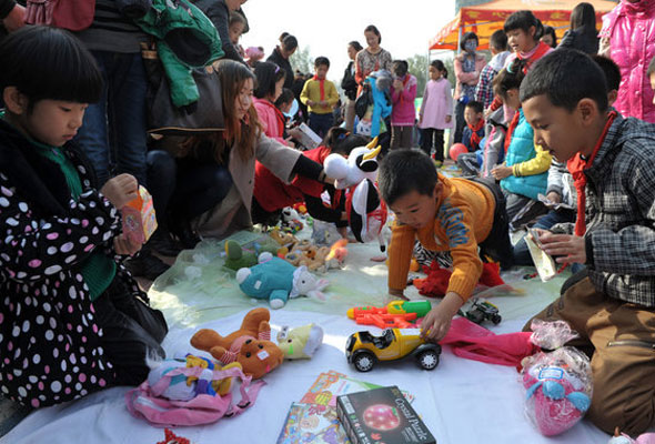 Pupils learn to trade at school flea market
