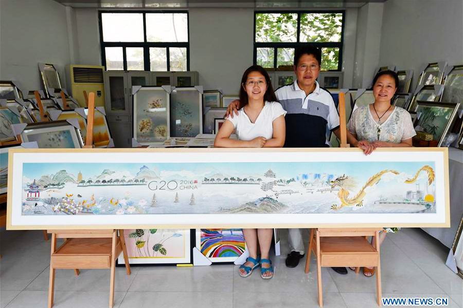 Local residents make silk scroll to greet G20 summit