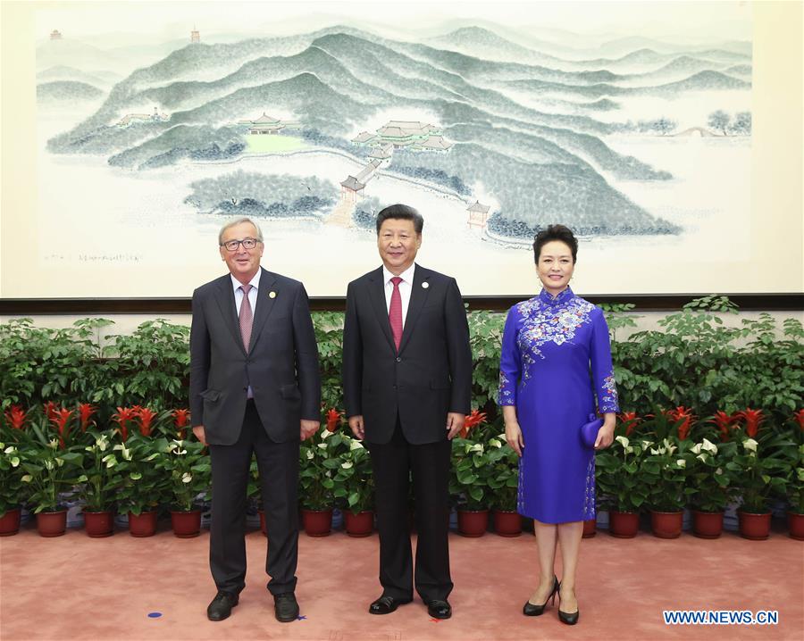 Xi Jinping, Peng Liyuan greet honored guests for G20 Summit before banquet