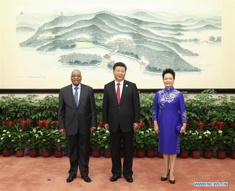 Xi Jinping, Peng Liyuan greet honored guests for G20 Summit before banquet