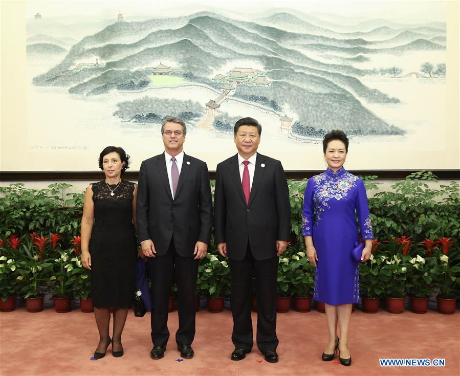 Xi Jinping, Peng Liyuan greet honored guests for G20 Summit before banquet