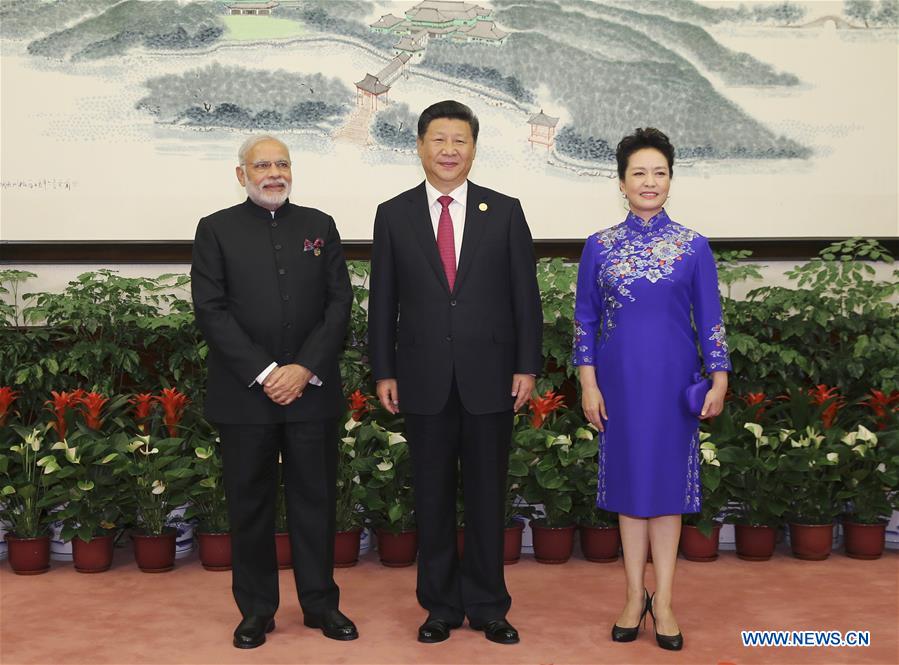 Xi Jinping, Peng Liyuan greet honored guests for G20 Summit before banquet