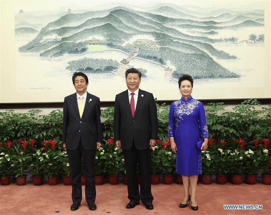 Xi Jinping, Peng Liyuan greet honored guests for G20 Summit before banquet